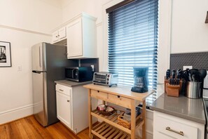 Coffee/tea maker, fridge, microwave, oven