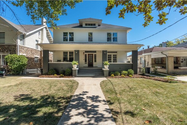 Exterior - Black Velvet Suite in Highland Park, King Bed, Walkable to Rojo and More!  (Birmingham)