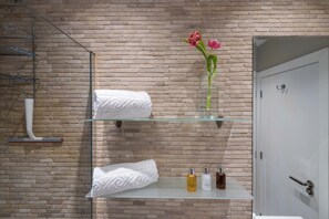 Lejlighed (1 Bedroom) | Badeværelse | Bruser, gratis toiletartikler, hårtørrer, håndklæder