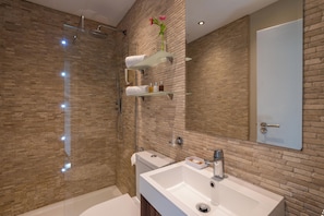 Appartement (1 Bedroom) | Salle de bain | Douche, articles de toilette gratuits, sĂšche-cheveux