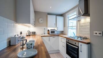Apartment (1 Bedroom) | Private kitchen | Fridge, microwave, oven, dishwasher