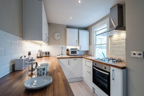 Leilighet (1 Bedroom) | Eget kjøkken | Kjøleskap, mikrobølgeovn, ovn og oppvaskmaskin