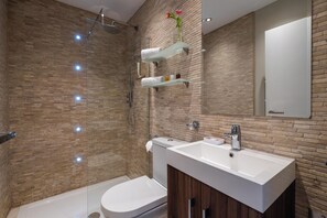 Appartamento (1 Bedroom) | Bagno | Doccia, set di cortesia gratuito, asciugacapelli, asciugamani