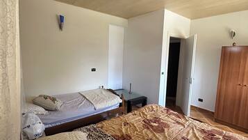 4 slaapkamers, een kluis op de kamer, een strijkplank/strijkijzer, wifi