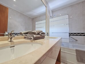 Shower, jetted tub, hair dryer, bidet - Sesimbra Secret Corner (Sesimbra)