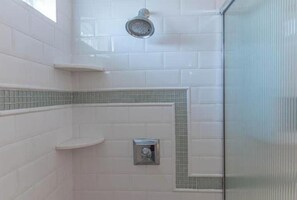 Douche, sèche-cheveux, serviettes fournies, savon