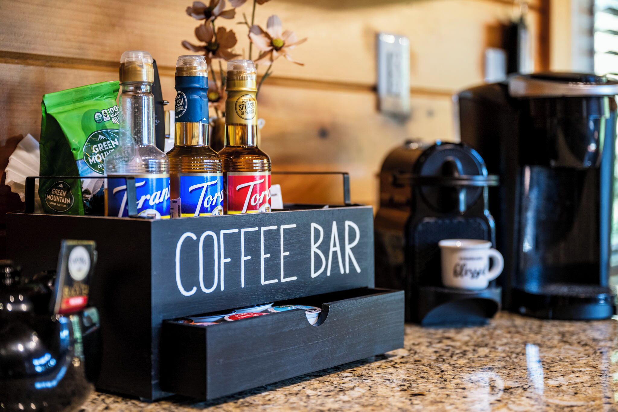 Un café proposant une variété de boissons et une machine  à café.