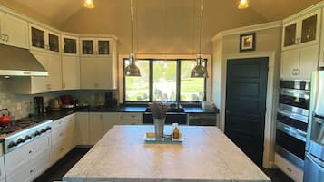 Microondas, horno, parrilla de estufa y lavavajillas