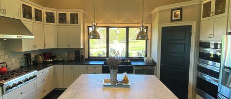 Een microgolfoven, een oven, een kookplaat, een vaatwasser