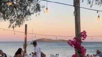 Petit déjeuner, déjeuner et dîner servis sur place, vue sur la plage
