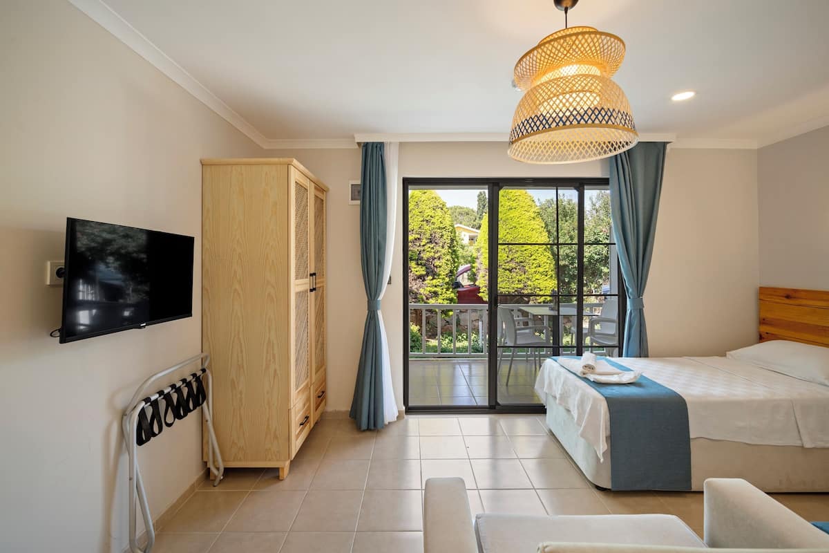 Comfort Suite, Multiple Beds, Non Smoking, Garden View | Laptop workspace, free WiFi, bed sheets