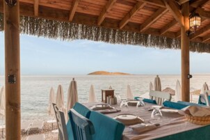 Frühstück, Mittagessen, mediterrane Küche, Blick auf den Strand 