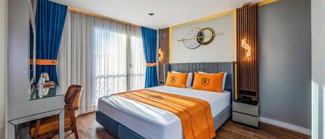 Minibar, skrivbord, arbetsyta för laptop och ljudisolering