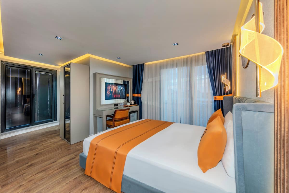 Minibar, escritorio y espacio para trabajar con laptop