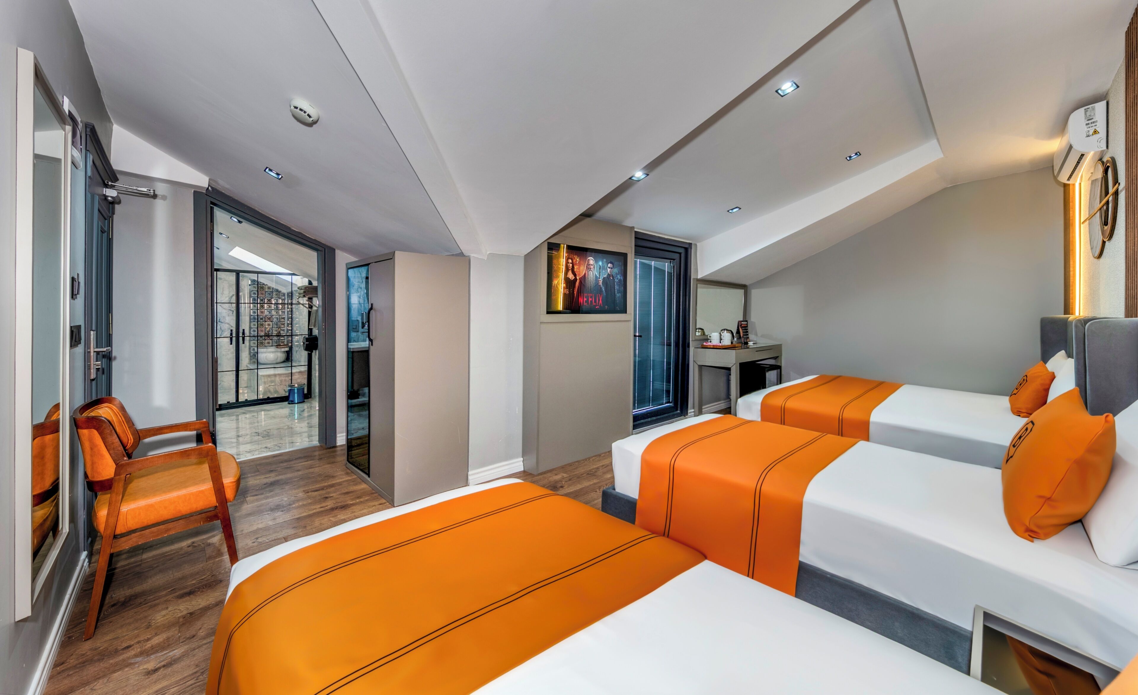 Habitación cuádruple Deluxe | Minibar, escritorio, espacio para trabajar con laptop y insonorización 