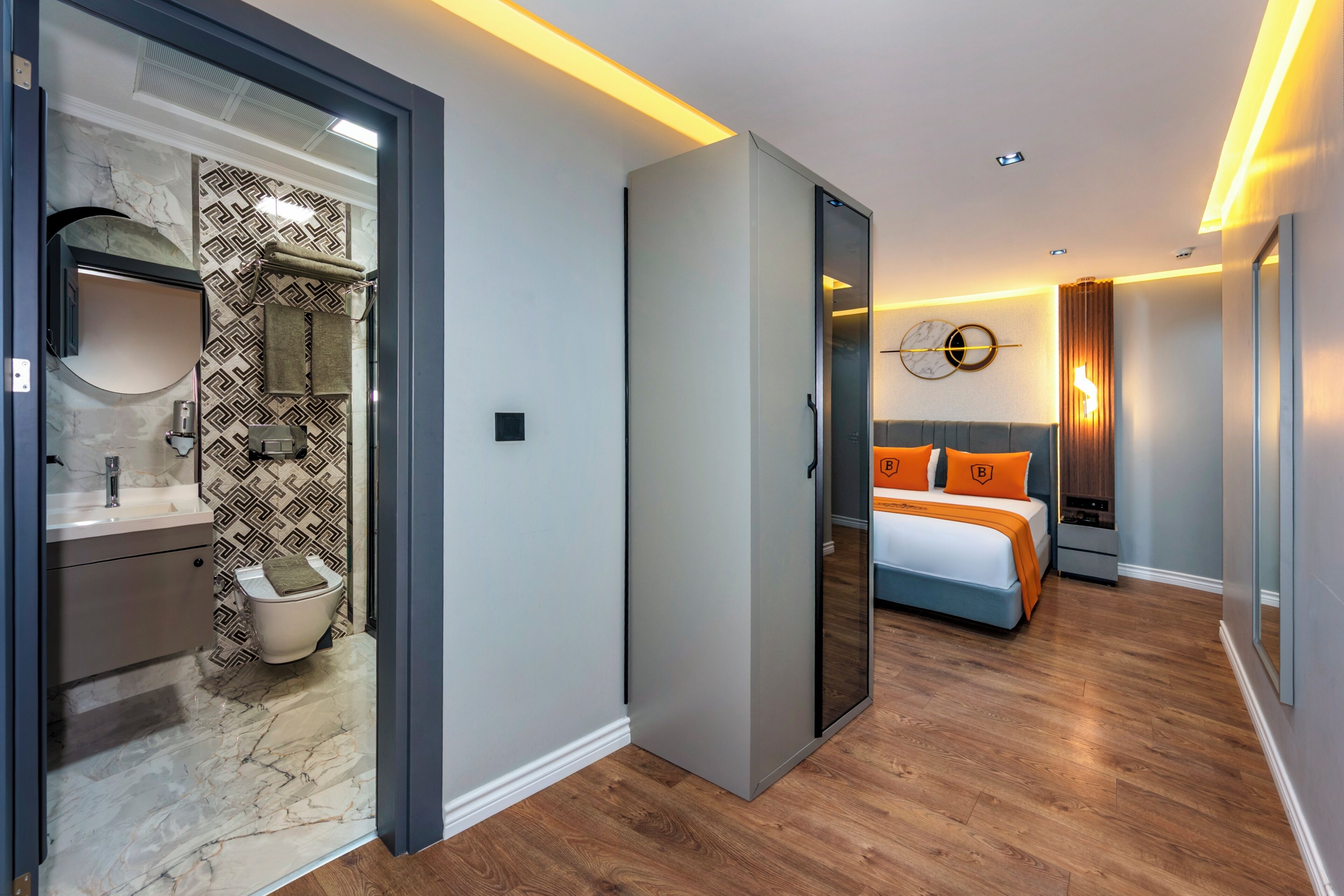 迷你吧、办公桌、笔记本电脑工作区、隔音