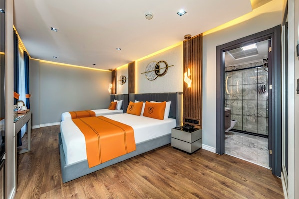 Habitación triple Deluxe | Minibar, escritorio, espacio para trabajar con laptop y insonorización