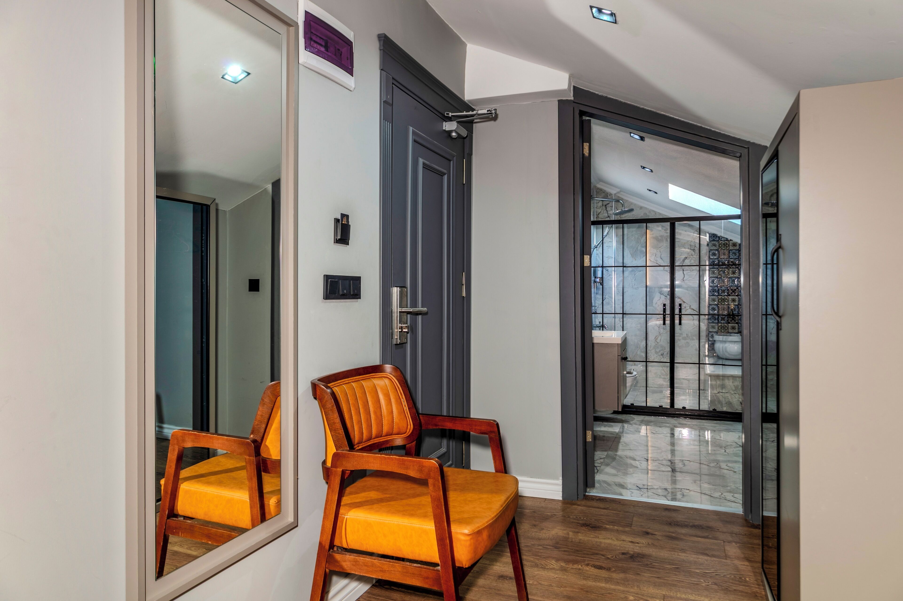 Habitación cuádruple Deluxe | Baño | Ducha y bañera combinadas y bañera de hidromasaje