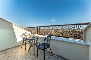 Habitación cuádruple Deluxe | Terraza o patio