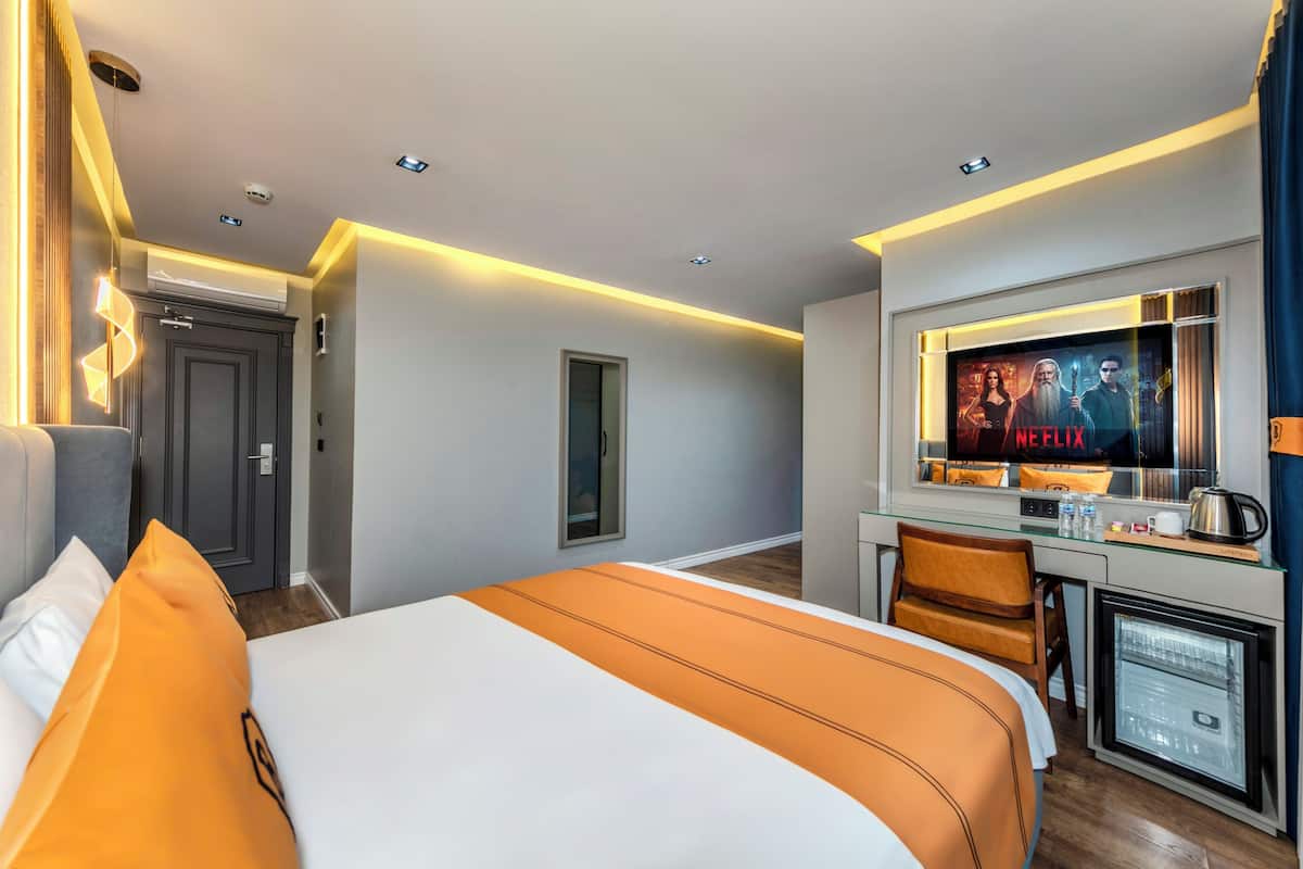 Minibar, escritorio y espacio para trabajar con laptop