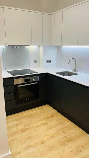 Private kitchen - Luxury 1 Bed Apt, London/Gawick (Surrey)