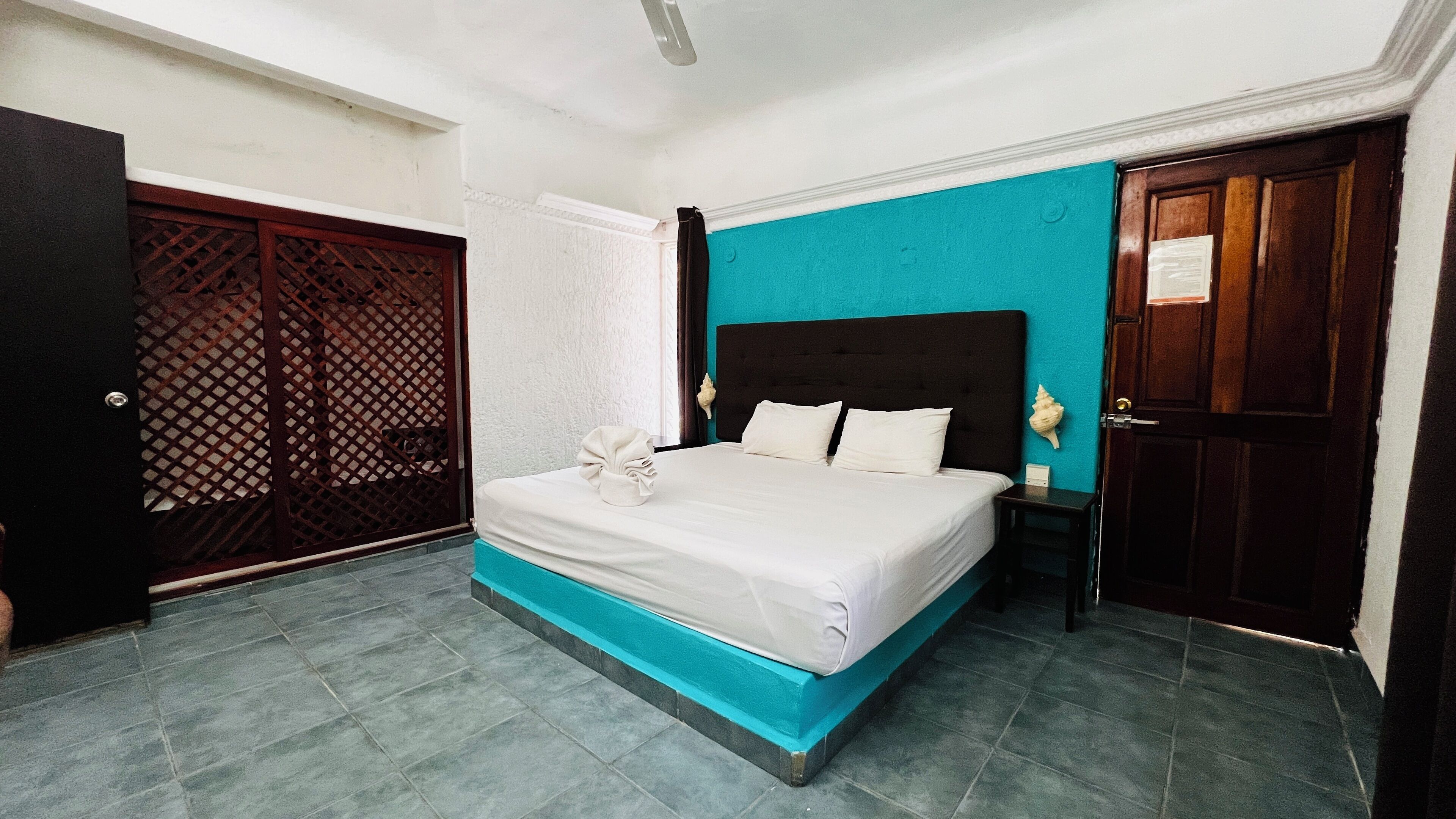 Familien-Vierbettzimmer | Schreibtisch, laptopgeeigneter Arbeitsplatz, kostenloses WLAN