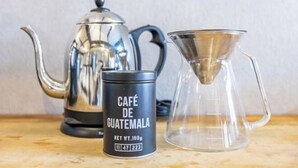 A coffee maker, a glass carafe, and a coffee container labeled "CAFÉ DE GUATEMALA" on a wooden surface. - Rent Tsuruhashi (Osaka)