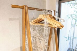 A wooden drying rack with clothes hanging on it. - Rent Tsuruhashi (Osaka)