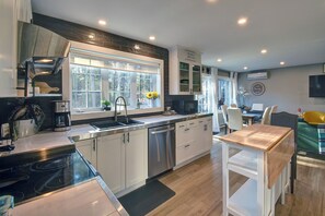 Private kitchen - Peaceful and Cozy Home In Mont Tremblant mins away from Ski Hill  (Mont-Tremblant)