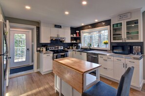 Private kitchen - Peaceful and Cozy Home In Mont Tremblant mins away from Ski Hill  (Mont-Tremblant)