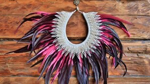 A decorative item with a fringe design, hanging on a wooden surface. - Villas Samalama Gili Trawangan (Gili Trawangan)