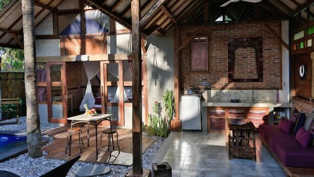 An outdoor patio with a dining area, a barbecue grill, and a seating area with a sofa. - Villas Samalama Gili Trawangan (Gili Trawangan)