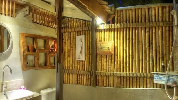 A bathroom with a bamboo wall, a sink, and a toilet. - Villas Samalama Gili Trawangan (Gili Trawangan)