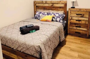 2 habitaciones, escritorio, tabla de planchar con plancha y wifi gratis 