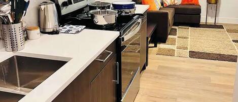 Réfrigérateur, micro-ondes, four, plaque de cuisson