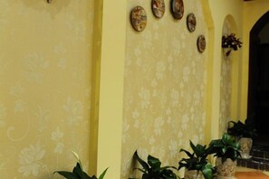 Un mur orné d’un motif floral et de plaques décoratives.