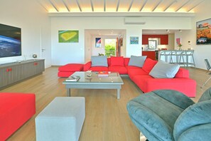 Smart-TV, DVD-Player, Tischfußball, Tischtennisplatte