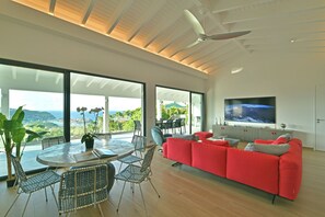 Smart-TV, DVD-Player, Tischfußball, Tischtennisplatte