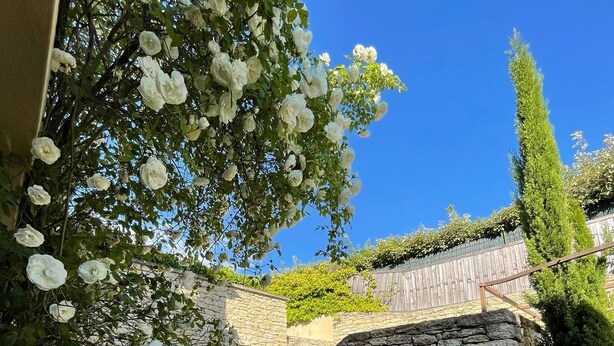 A stone wall with steps leading up to a wooden deck. - Maison à la Hauteur d un Beau Village (Apt)