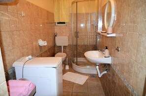 A bathroom with a shower, toilet, and sink. - Beachside Apartment - Sleeps 5, Parking & Views (Marina)