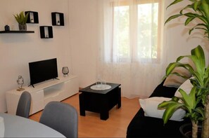 Living area - Beachside Apartment - Sleeps 5, Parking & Views (Marina)