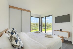 4 soverom, skrivebord, wi-fi (inkludert) og sengetøy