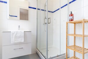 Een haardroger, handdoeken