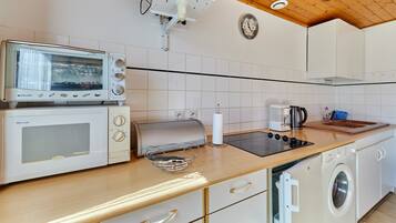 Een koelkast, een magnetron, een oven, een koffiezetapparaat/waterkoker