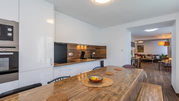 Kühlschrank, Mikrowelle, Ofen, Geschirrspüler