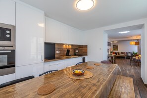 冷蔵庫、電子レンジ、オーブン、食器洗い機