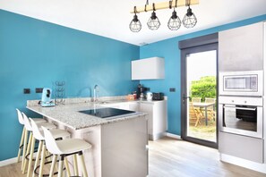 Frigorífico, microondas, horno y lavavajillas