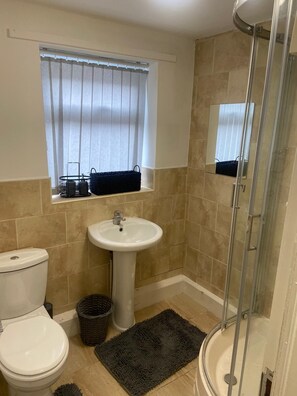 Chuveiro, secador de cabelo, toalhas de banho 