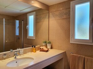 Hårføner, håndklær, såpe og toalettpapir