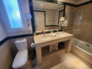 Hårtørrer, håndklæder, Sæbe, Toiletpapir